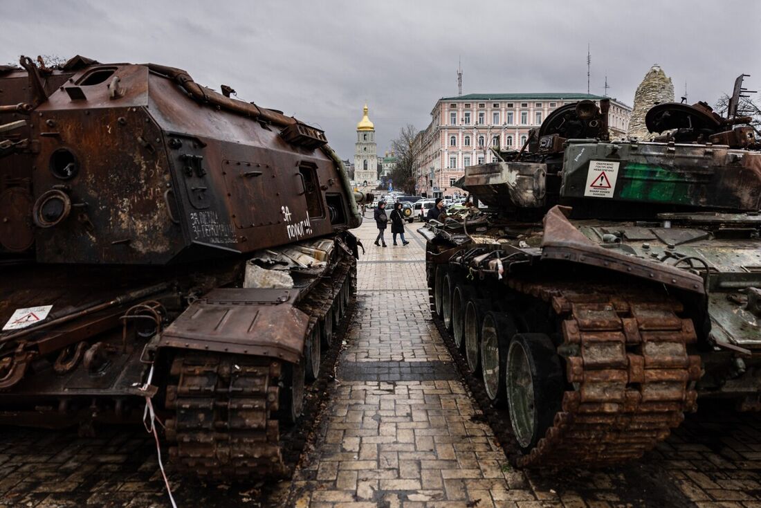 Veículos militares russos destruídos em uma exposição ao ar livre de equipamentos russos destruídos em Kyiv