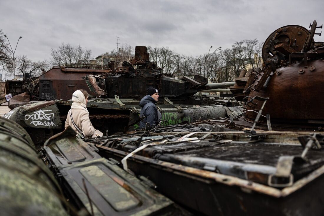 Veículos militares russos em uma exposição ao ar livre de equipamentos russos destruídos em Kyiv