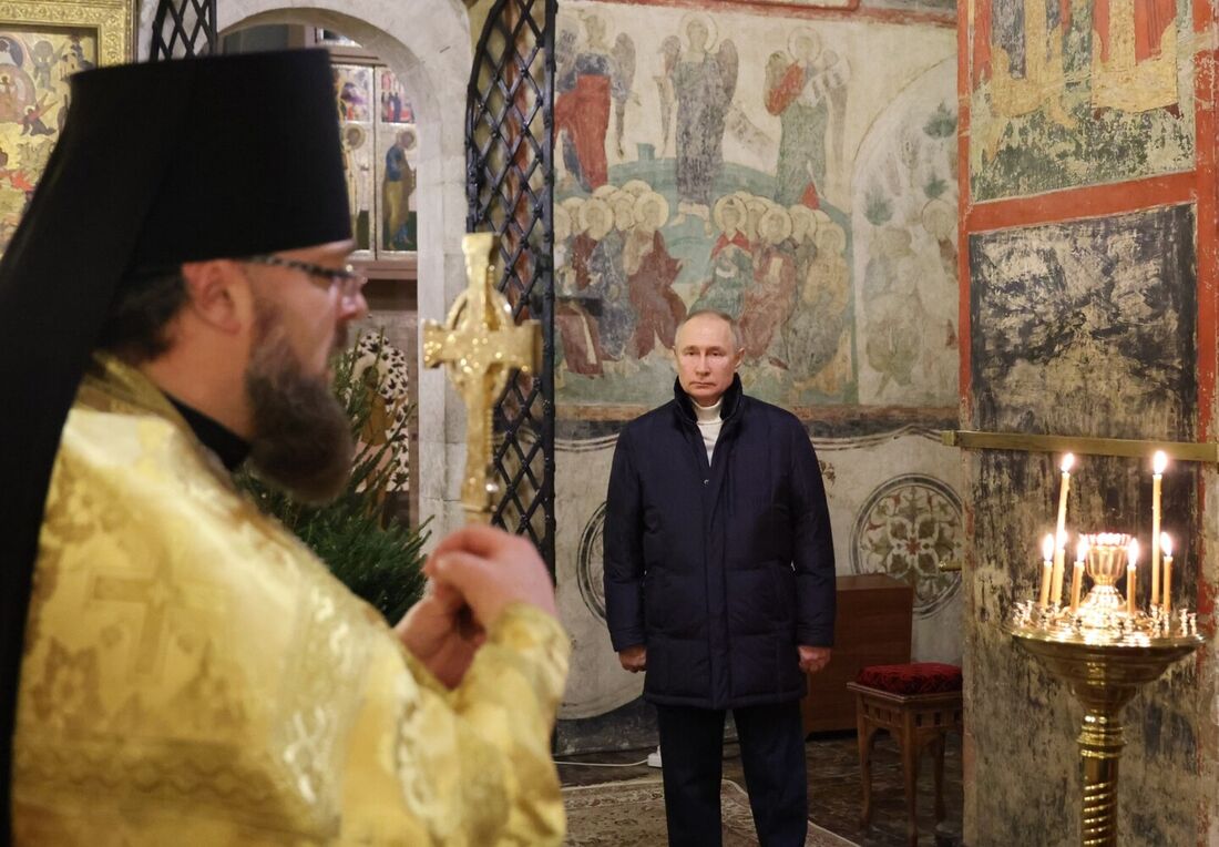 Putin assiste missa ortodoxa de Natal em igreja do Kremlin