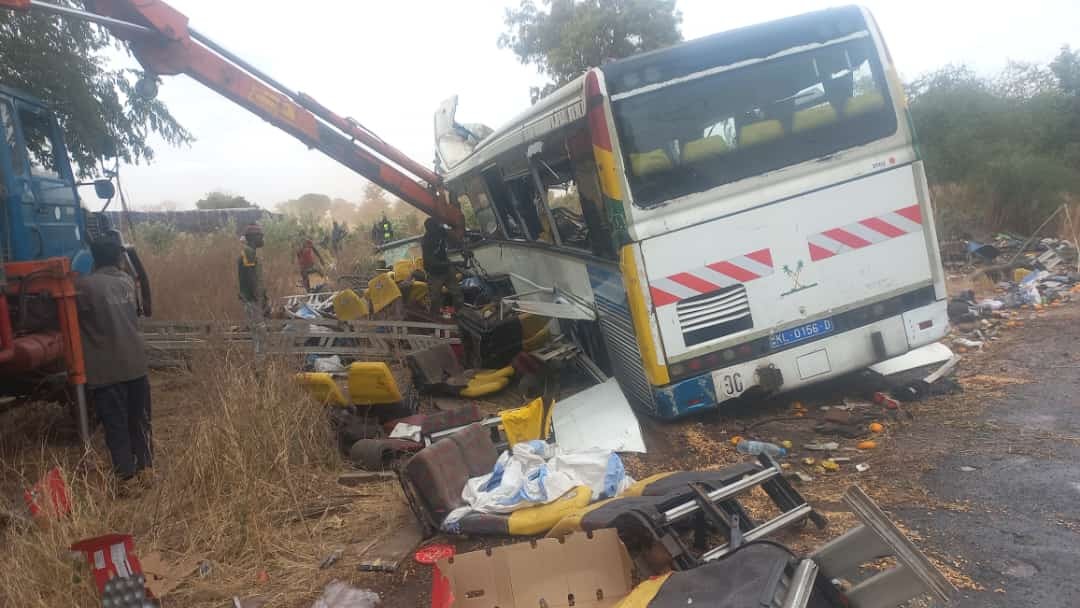 Acidente entre ônibus deixou dezenas de mortos no Senegal 