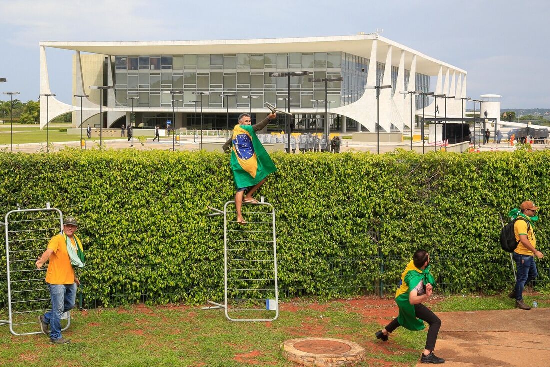 Palácio do Planalto e os prédios dos outros poderes foram depredados