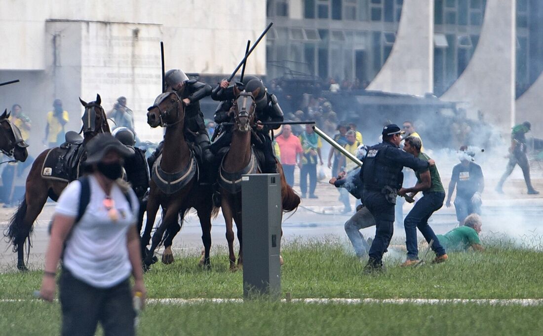 Polícia reprime atos terroristas em Brasília