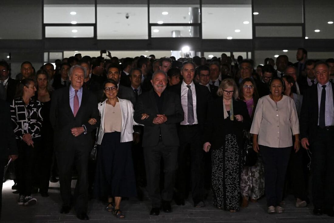 Lula desce a rampa do Planalto de braços dados com governadores e ministros do STF