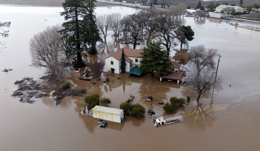 Casa inundada parcialmente debaixo d'água em Gilroy, Califórnia, em 9 de janeiro de 2023. Uma enorme tempestade chamada de ciclone bomba" pelos meteorologistas chegou e deve causar inundações generalizadas em todo o estado