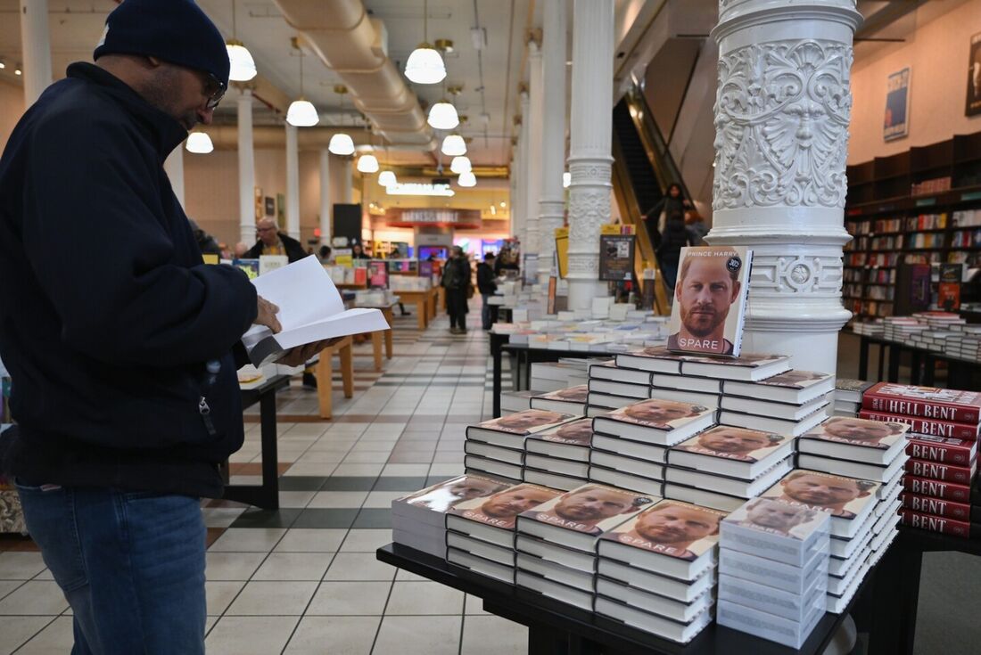 Autobiografia de príncipe Harry vende 1,4 milhão de exemplares em inglês no primeiro dia