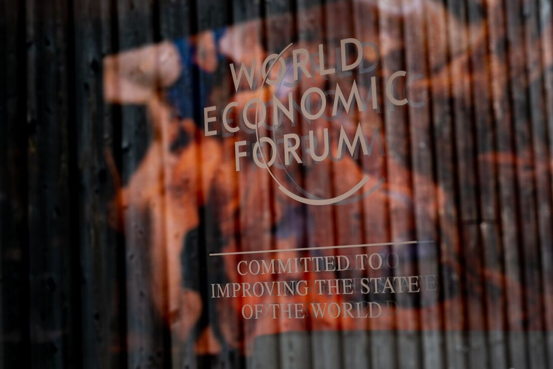 Sinal do Fórum Econômico Mundial (WEF) no centro de congressos no dia de abertura da reunião anual do Fórum Econômico Mundial (WEF) em Davos em 16 de janeiro de 2023