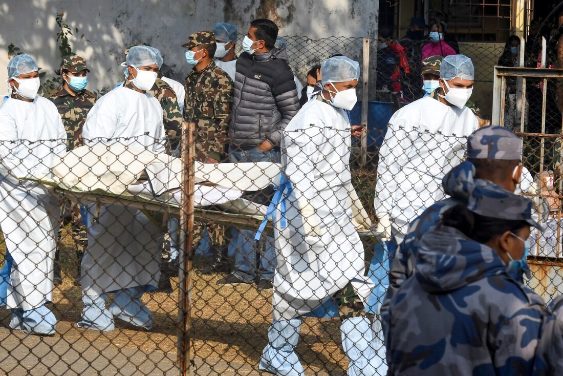 Retirada dos corpos após o acidente