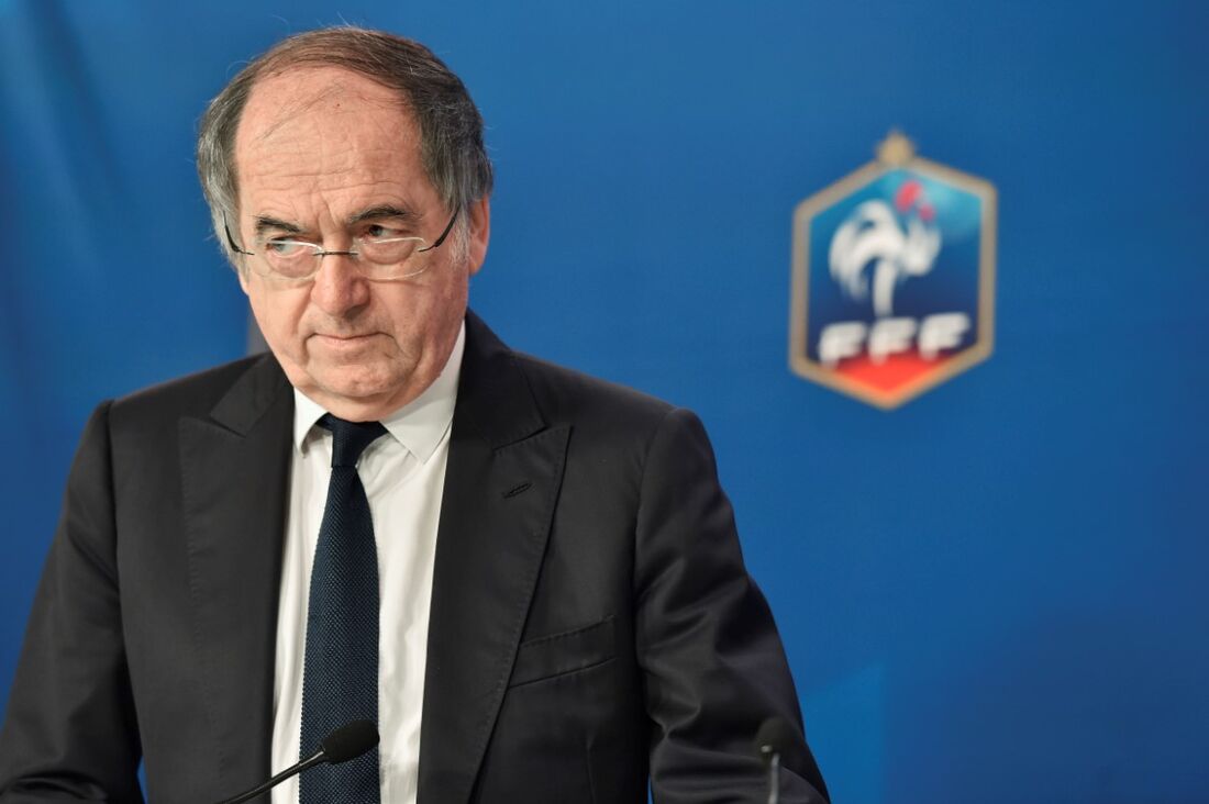 O presidente da Federação Francesa de Futebol (FFF), Noel Le Graet, dá uma conferência de imprensa sobre o torneio de futebol Euro 2016 em Paris