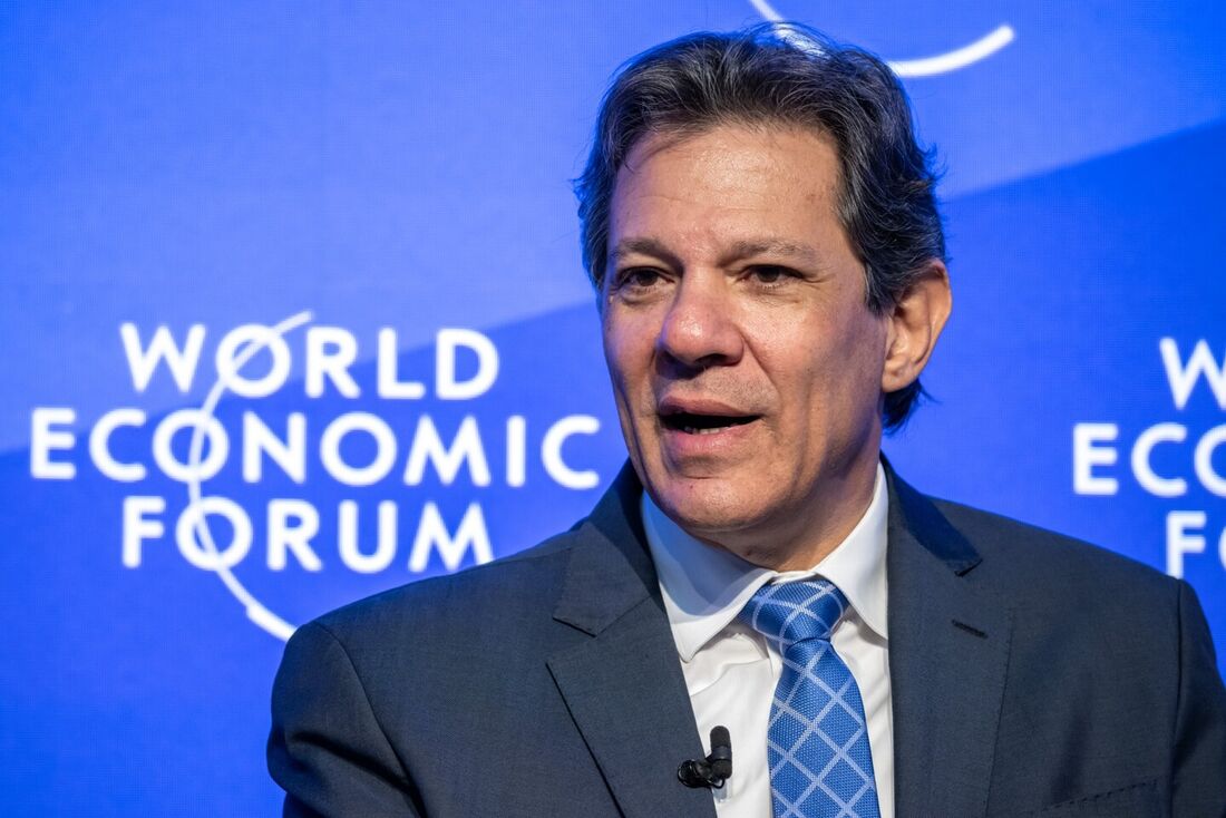 O novo ministro da Fazenda do Brasil, Fernando Haddad, fala durante uma sessão da reunião anual do Fórum Econômico Mundial (WEF) em Davos, em 17 de janeiro de 2023