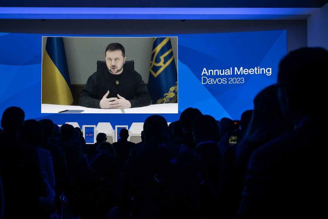 O presidente ucraniano Volodymyr Zelensky é exibido em uma tela via link de vídeo no centro de congressos durante a reunião anual do Fórum Econômico Mundial (WEF) em Davos, 18 de janeiro de 2023