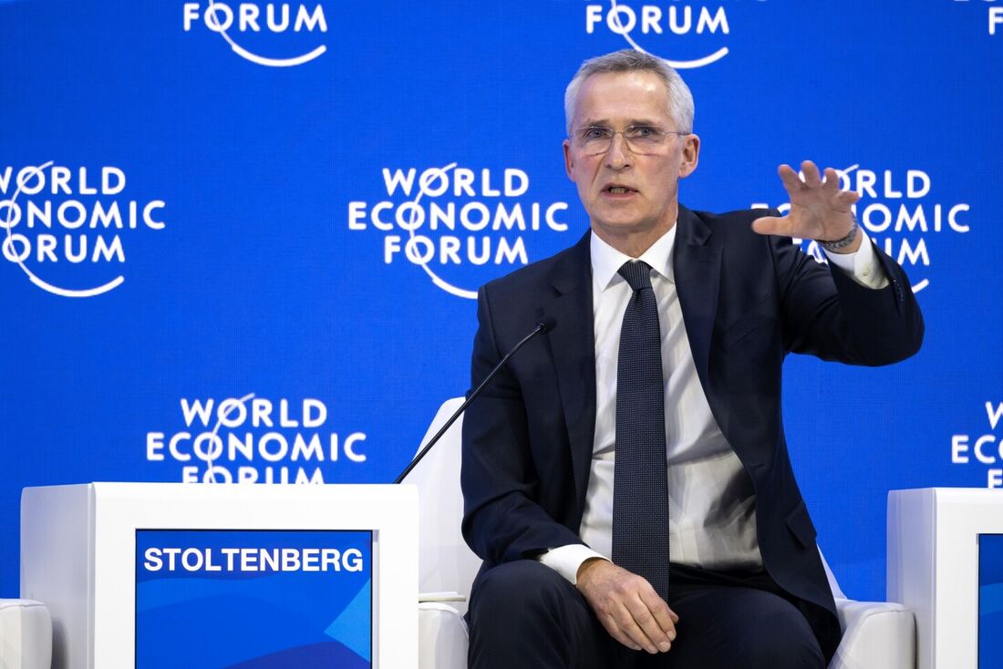 O secretário-geral da OTAN, Jens Stoltenberg, fala durante uma sessão no centro de congressos durante a reunião anual do Fórum Econômico Mundial (WEF) em Davos, em 18 de janeiro de 2023