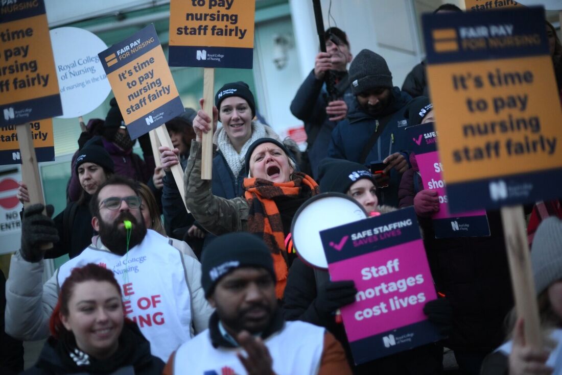 Enfermeiras em greve seguram cartazes em um piquete do lado de fora do University College Hospital, em Londres, em 19 de janeiro de 2023