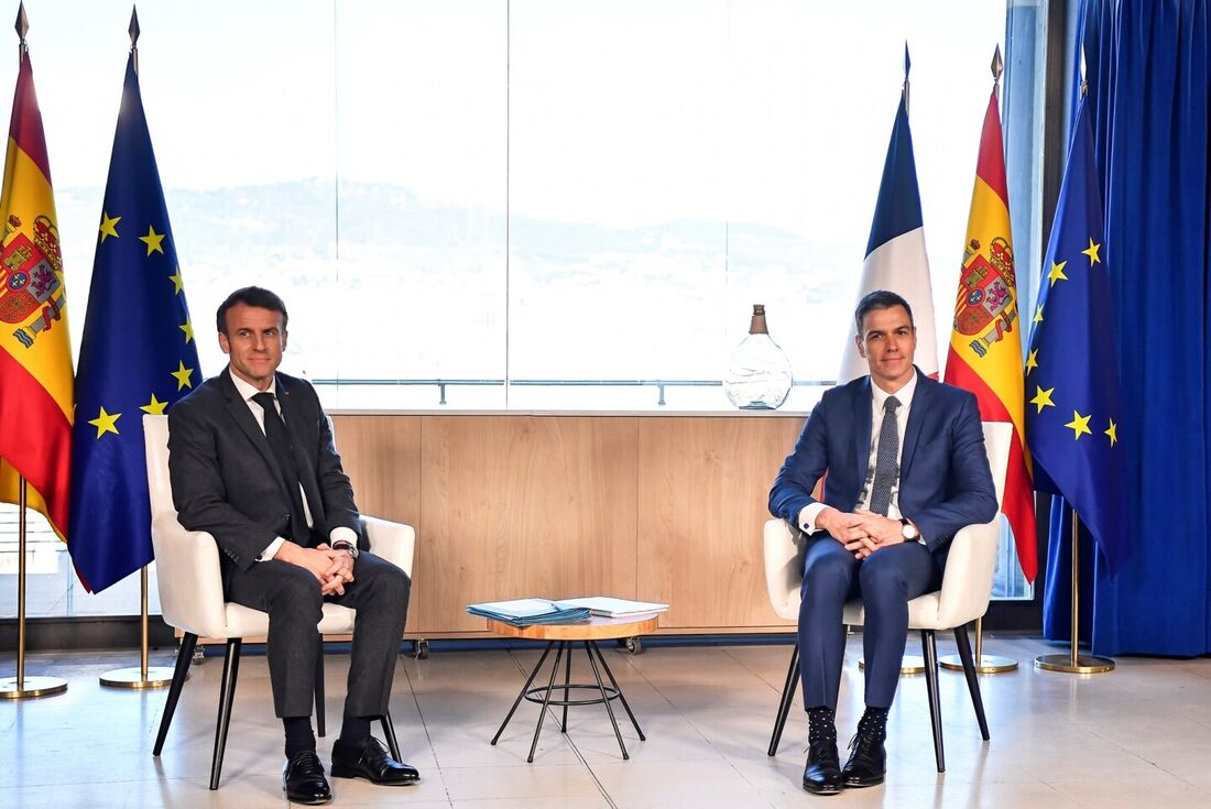 Macron e Sánchez selam amizade franco-espanhola em Barcelona