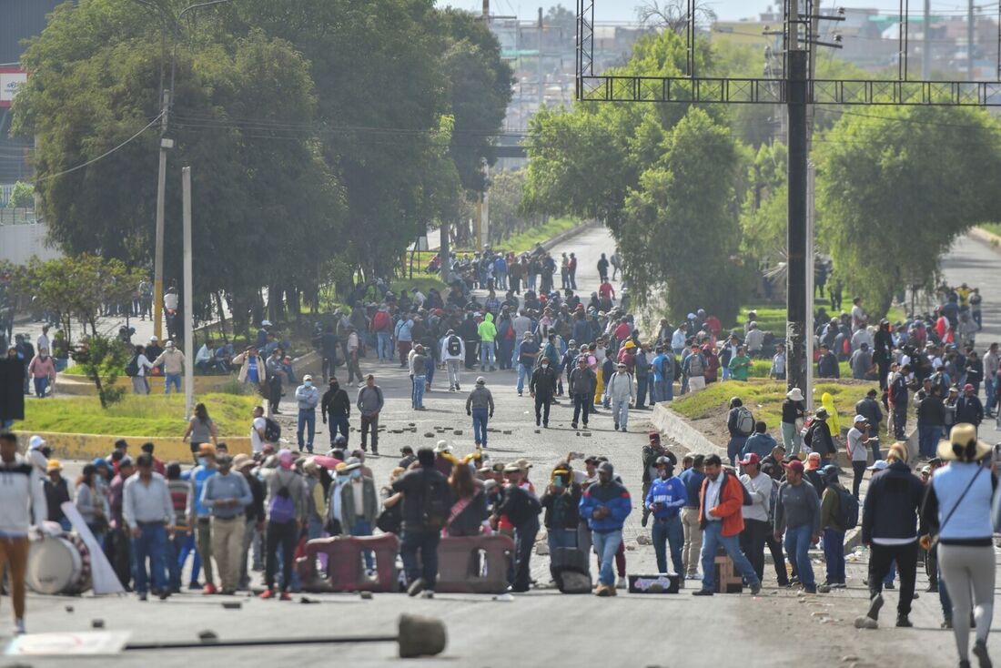 Manifestantes bloqueiam a ponte San Isidro, na entrada de Arequipa, no Peru, durante protestos pela renúncia da presidente Dina Boluarte, em 19 de janeiro de 2023