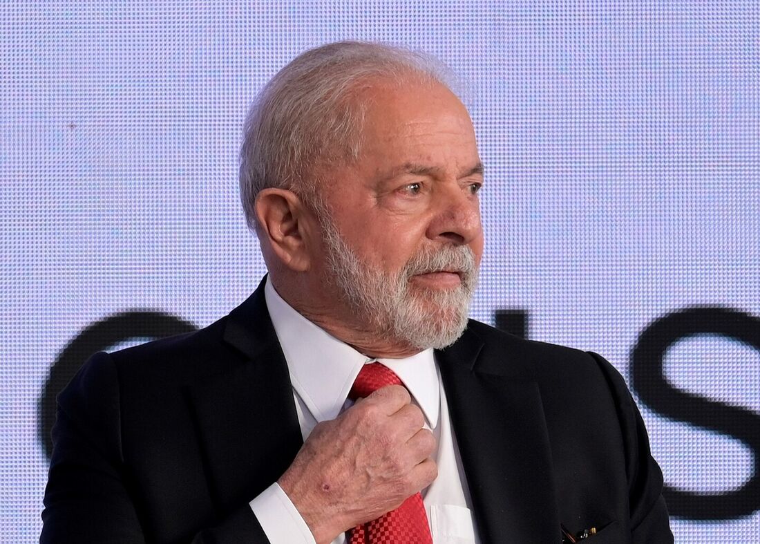 O presidente do Brasil, Luiz Inácio Lula da Silva, gesticula durante ato em que assinou projeto de lei que reconhece agentes comunitários de saúde e agentes de combate a endemias como profissionais de saúde, com profissões regulamentadas, no Palácio do Pl