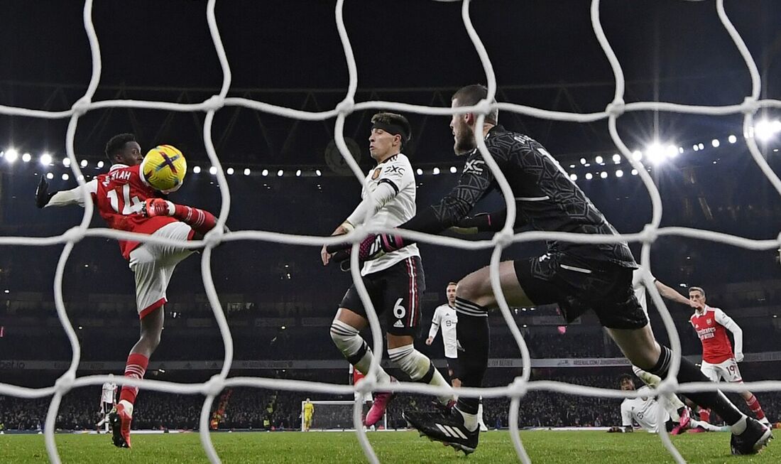 Momento do terceiro gol do Arsenal, este marcado por Nketiah