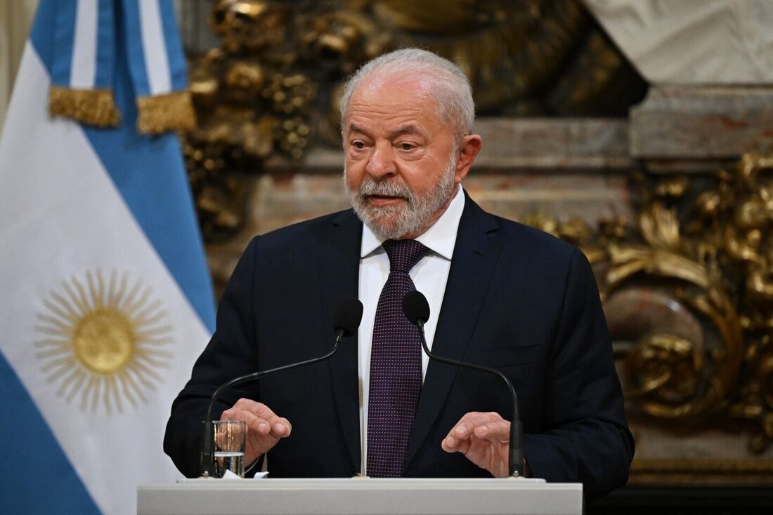 O presidente brasileiro Luiz Inácio Lula da Silva fala durante uma coletiva de imprensa conjunta com o presidente argentino Alberto Fernandez (fora do quadro) no palácio presidencial Casa Rosada em Buenos Aires em 23 de janeiro de 2023