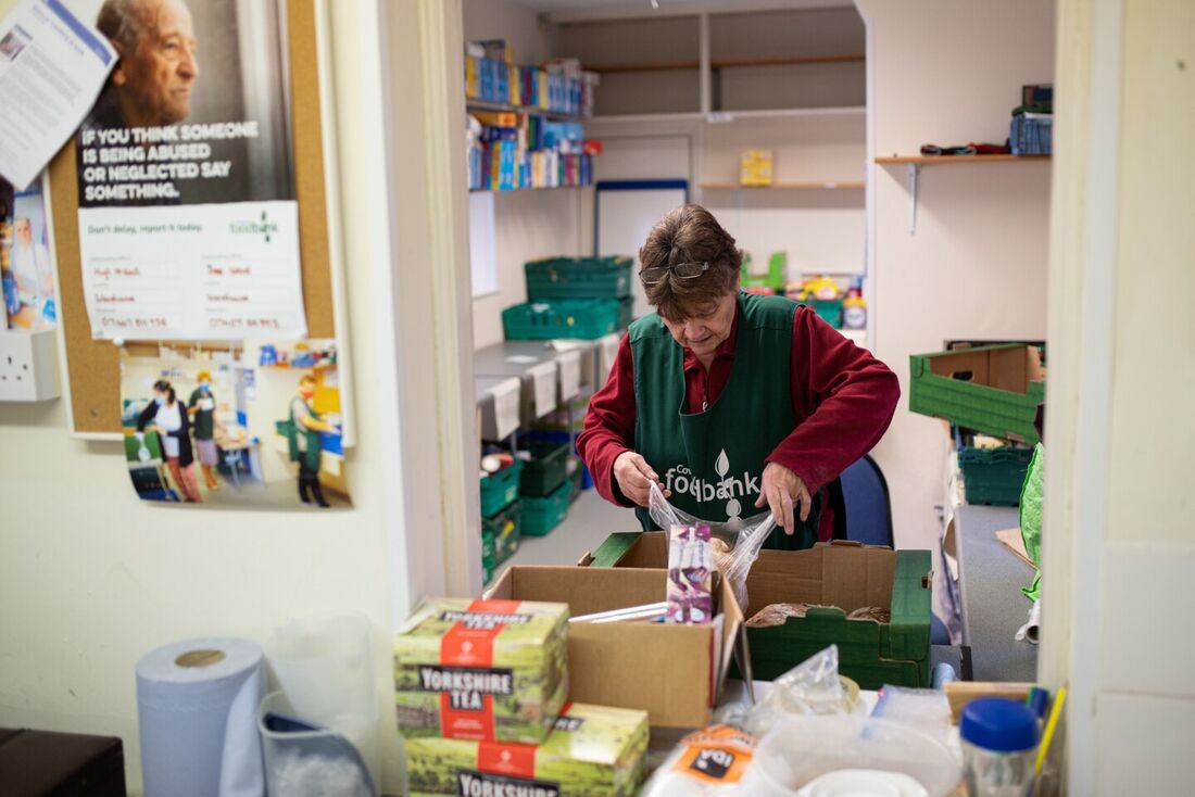 Trabalhadora do banco de alimentos de Coventry, no Reino Unido