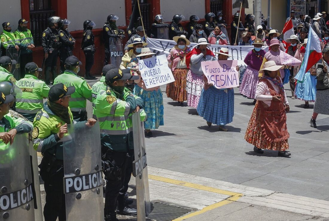 Peruanos protestam pela saída da presidente 