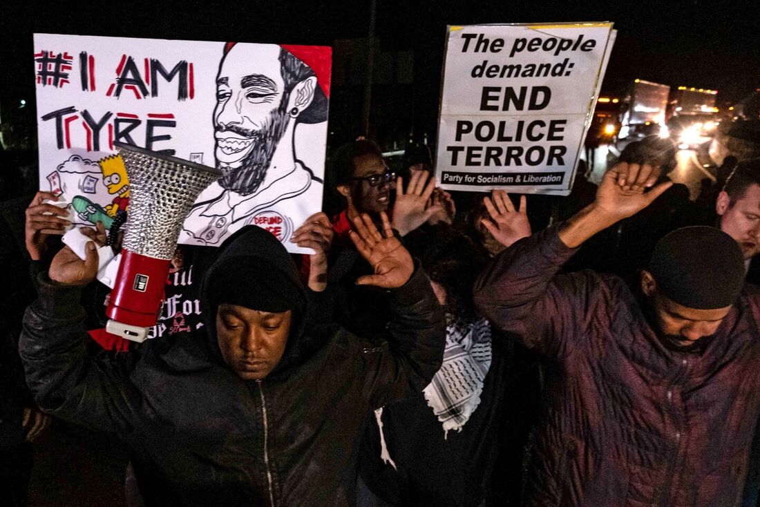 Na tarde desse sábado (28), dezenas de manifestantes pediram a reforma da polícia em frente à Prefeitura de Memphis