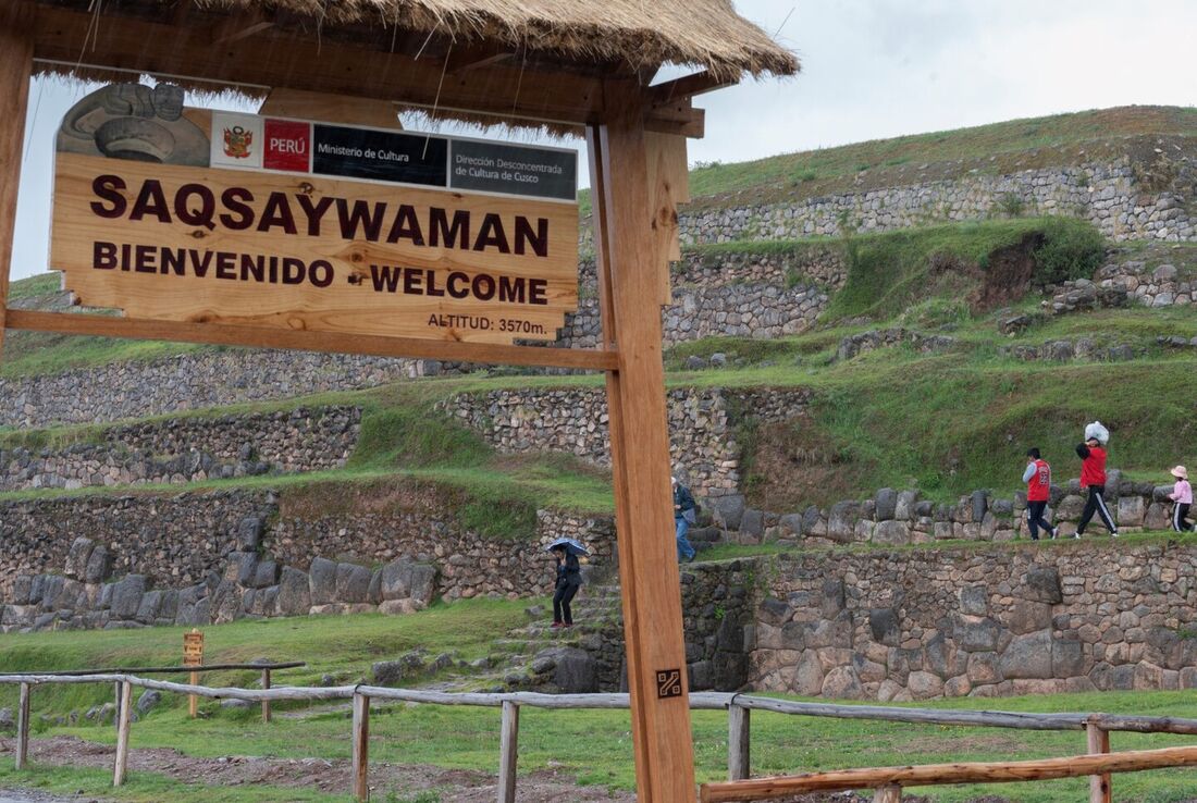 Alguns turistas saem das ruínas da antiga fortaleza inca de Sacsahuaman, acima da cidade de Cusco, Peru, em 29 de janeiro de 2023, enquanto o número de turistas que chegam ao popular destino turístico continua diminuindo devido aos protestos no país