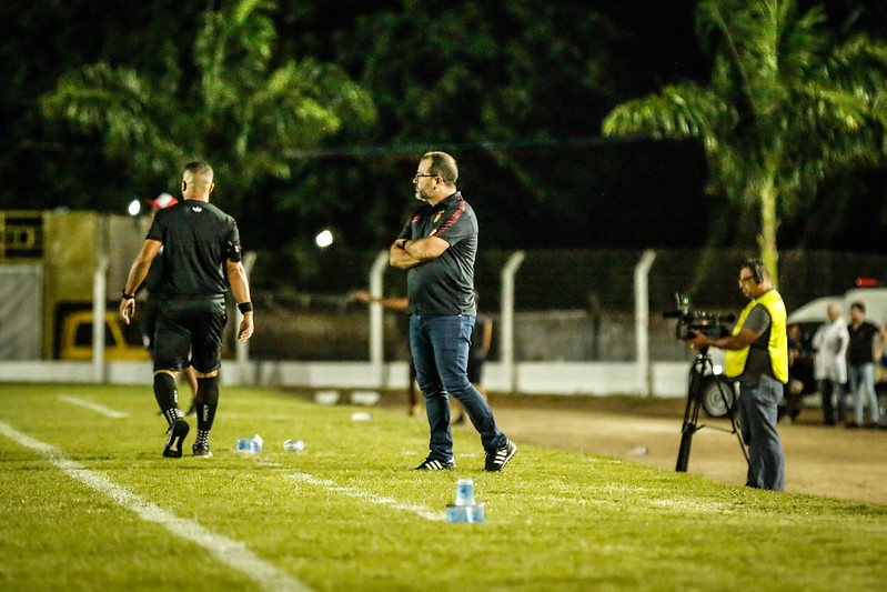 Enderson Moreira durante o empate com o Maguary