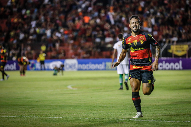 Wanderson comemora um dos seus gols contra o Belo Jardim 