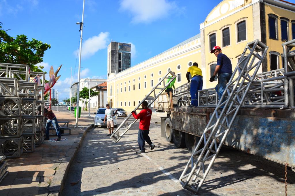 Montagem de palco carnavalesco no Polo do Cais da Alfândega