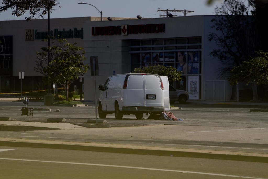 Polícia encontra motorista morto após cerco a van pós-tiroteio na Califórnia