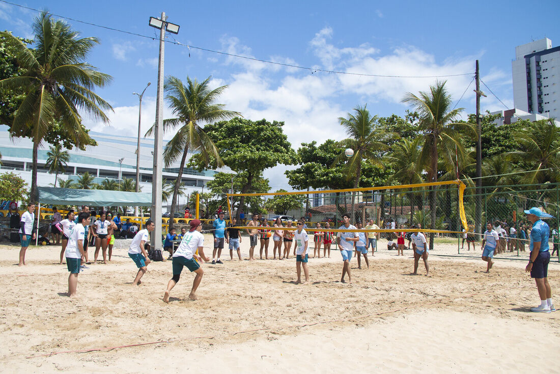 Partida de vôlei de praia, na orla de Olinda