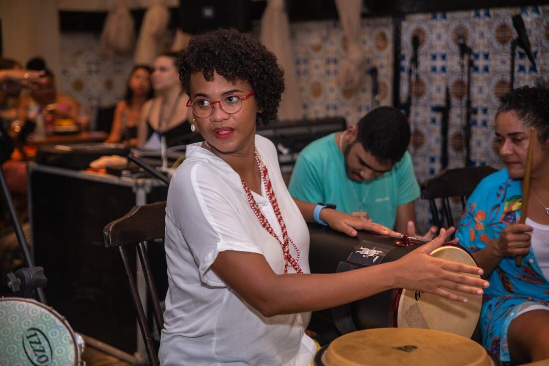 A percussionista Bárbara Regina ministra oficina no Paço do Frevo, aos sábados