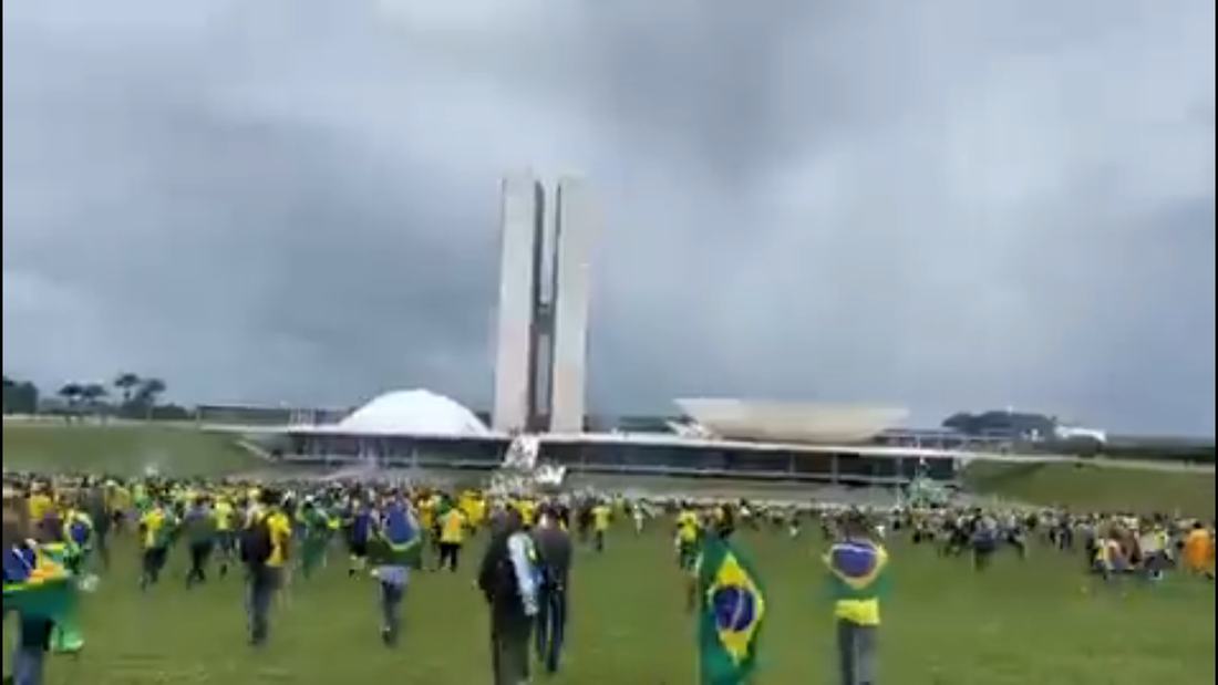 Manifestantes chegaram a ir ao interior do prédio