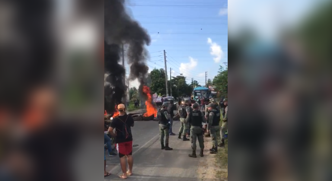 Manifestantes usaram pneus para atear fogo