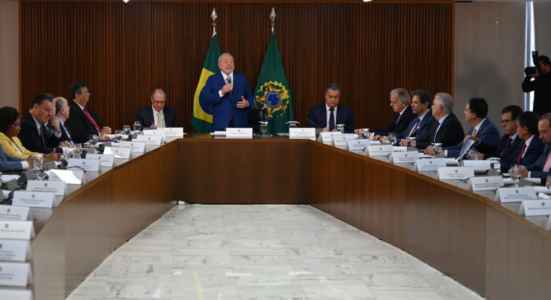 Lula faz reunião ministerial