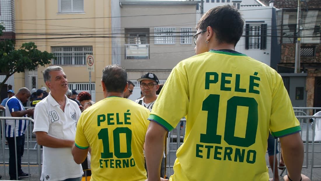 Fãs na Vila Belmiro, em Santos 