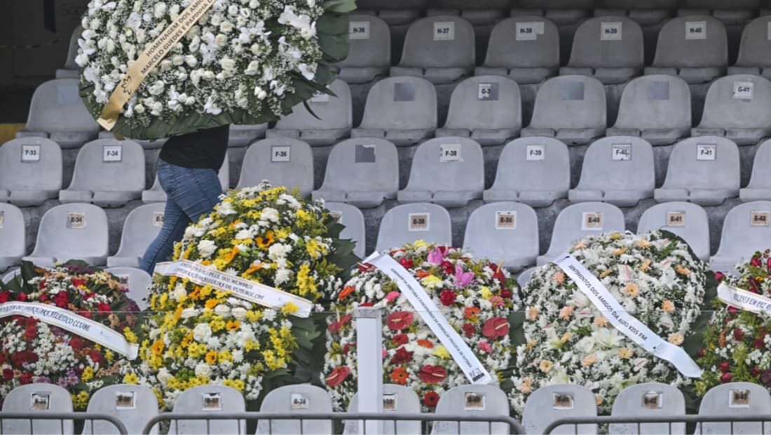 Coroas de flores posicionadas nas arquibancadas da Vila Belmiro 