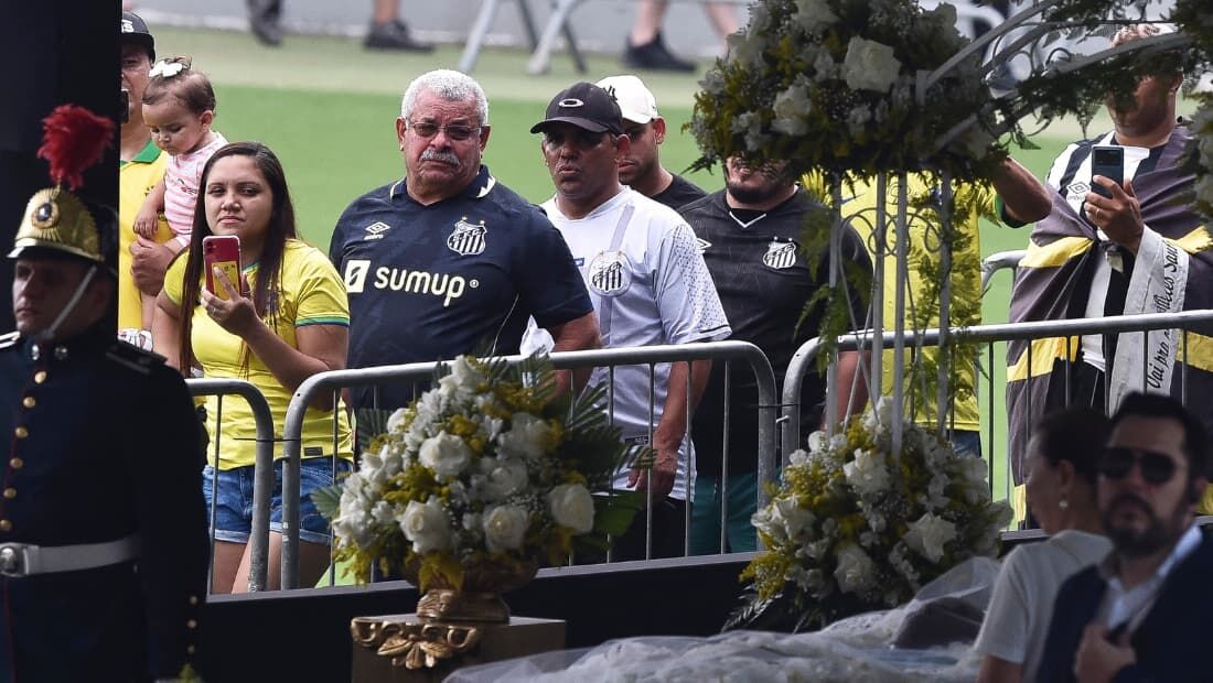 Torcedores começam a se despedir de Pelé