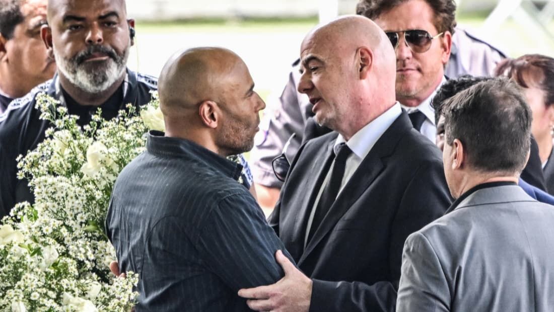 Gianni Infantino, presidente da Fifa cumprimentando Edinho, filho de Pelé