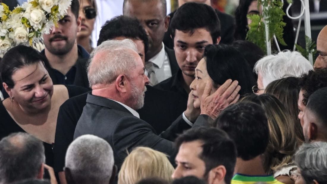 Lula cumprimentando a viúva Marcia Aoki 