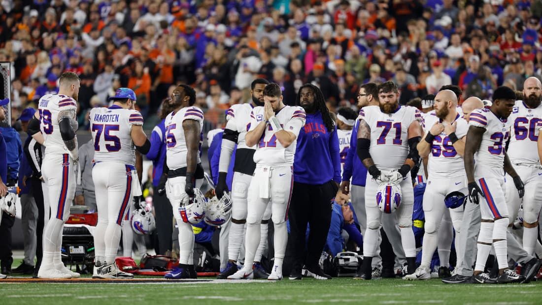 Jogadores do Buffalo Bills após parada cardíaca do companheiro Damar Hamlin