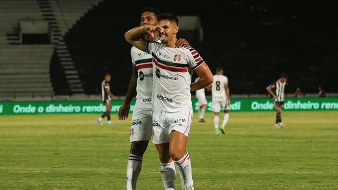 Anderson Ceará comemorando o segundo gol ao lado de Michel Douglas 