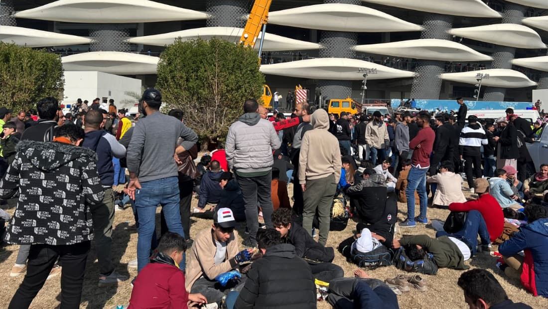 Torcedores do Iraque na parte de fora do Basra International Stadium