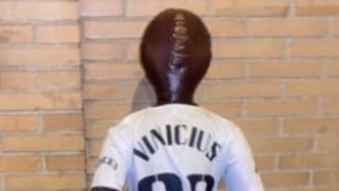 Boneco com a camisa de Vinicius Jr