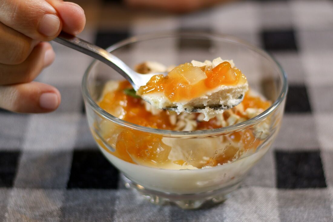 Mousse de coco com frutas amarelas e castanha