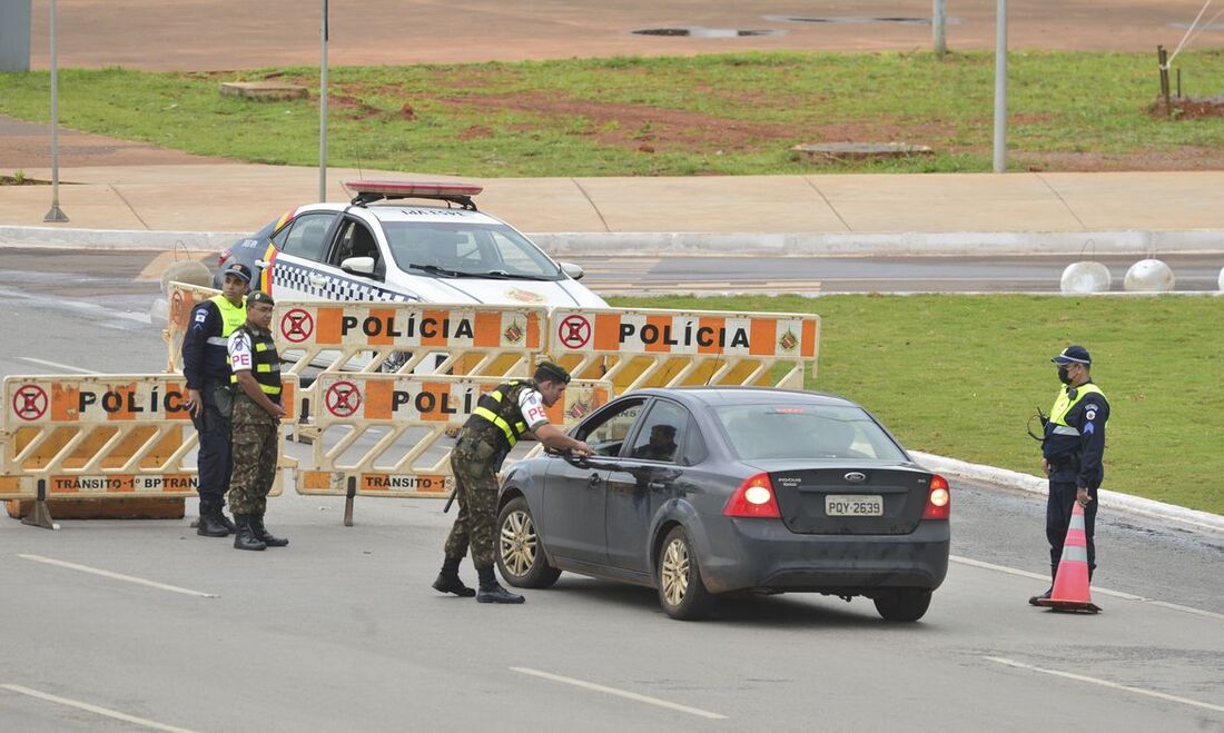 Acesso de pedestres à Esplanada dos Ministérios será feito somente pela Via N1, onde serão montadas linhas de revista