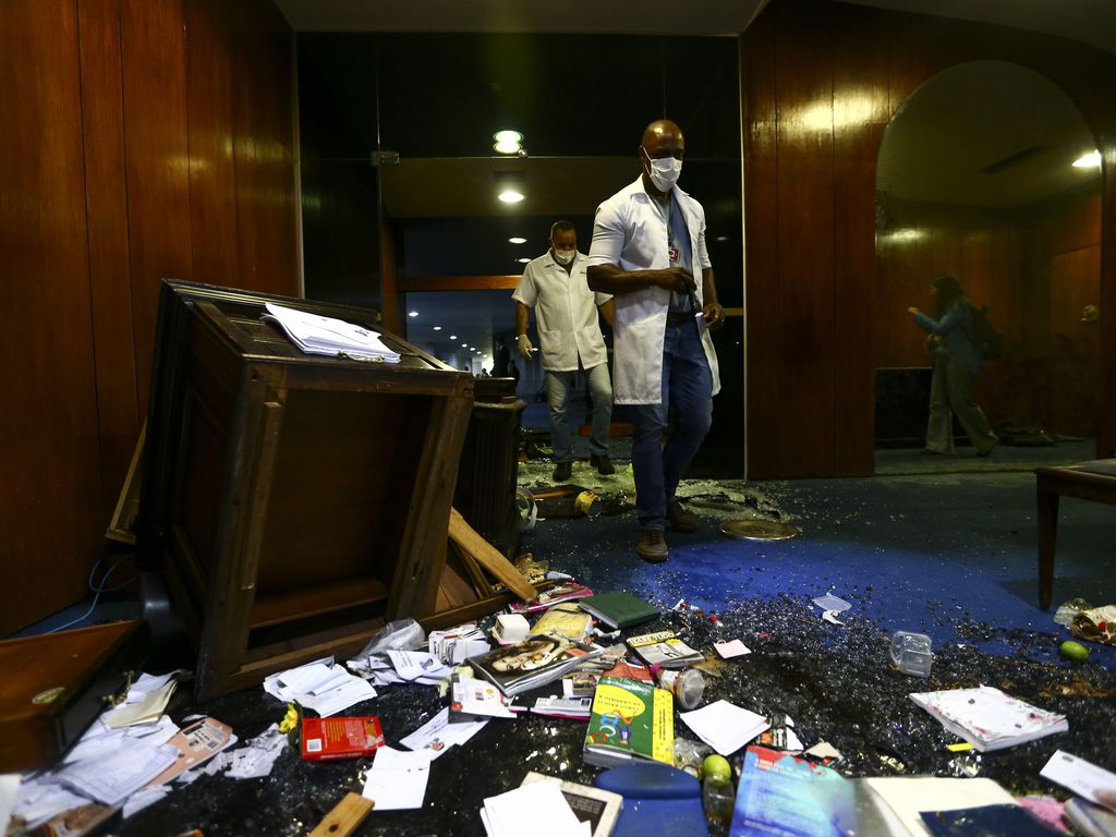 Danos feitos por terroristas em atos antidemocráticos no Senado Federal