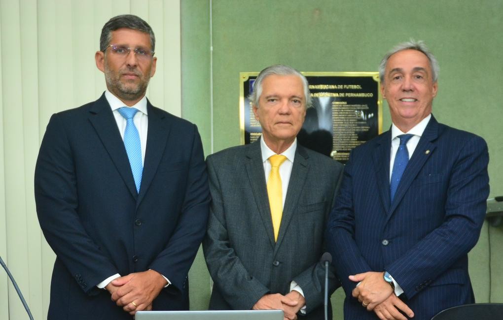 Eurico Barros (cen), ao lado dos presidentes do TJD-PE, Renato Rissato (esq) e da FPF, Evandro Carvalho (dir)