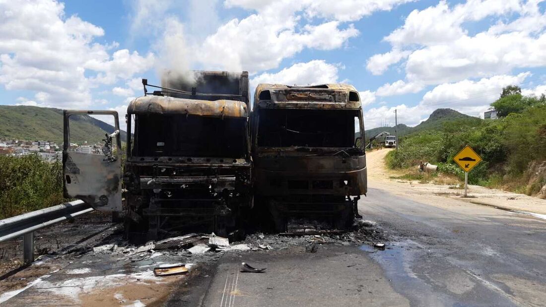 Cabines dos caminhões ficaram completamente queimadas