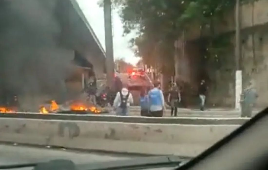 Interdição da via com fogo gerou engarrafamento na manhã desta segunda-feira (09)