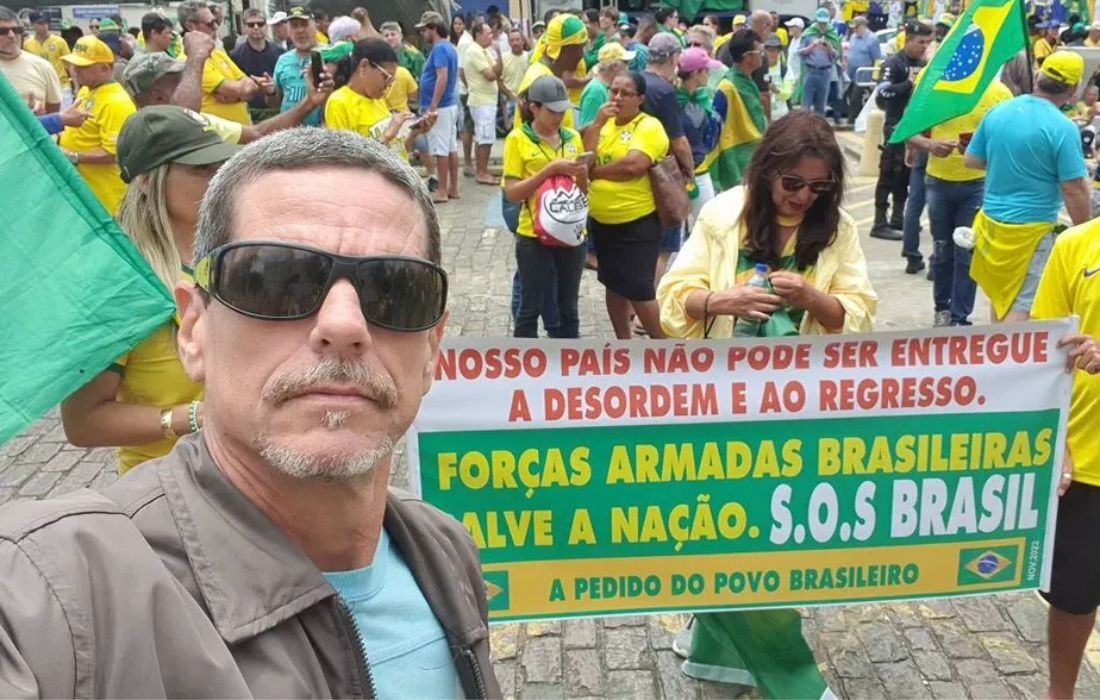 O ex-BBB Adriano Castro, conhecido pelo apelido Didi Red Pill, participa de atos golpistas em Brasília